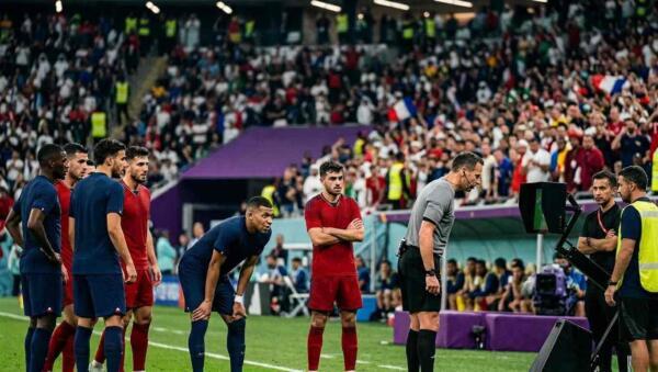 Árbitro revisa una jugada en monitor VAR durante un partido del Mundial 2026.