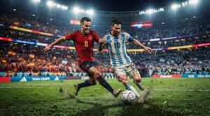 Jugadores de España y Argentina disputan el balón en un estadio lleno durante el Mundial 2026.
